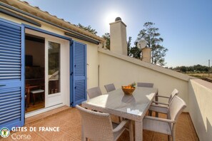 Outdoor dining - Vrbo Property (SORBU OCAGNANU)