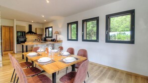 A modern kitchen with a dining area. - Villa Bella Vista - SAN GAVINO DI CARBINI (SAN GAVINO DI CARBINI)