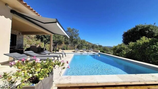 A swimming pool with lounge chairs and a pergola, surrounded by greenery and a clear sky. - Villa Bella Vista - SAN GAVINO DI CARBINI (SAN GAVINO DI CARBINI)