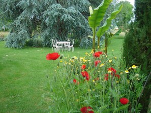 Outdoor dining - Guest Room “Les Hortensias” with Shared Terrace & Garden, Wi-Fi (Rochechouart)