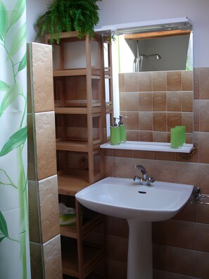 Bathroom - Guest Room “Les Hortensias” with Shared Terrace & Garden, Wi-Fi (Rochechouart)