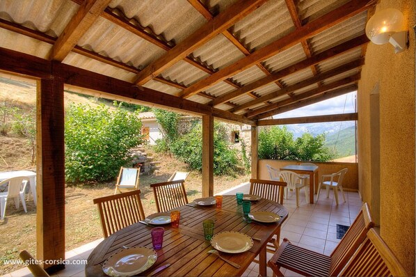 Outdoor dining - Vrbo Property (BASTELICA)