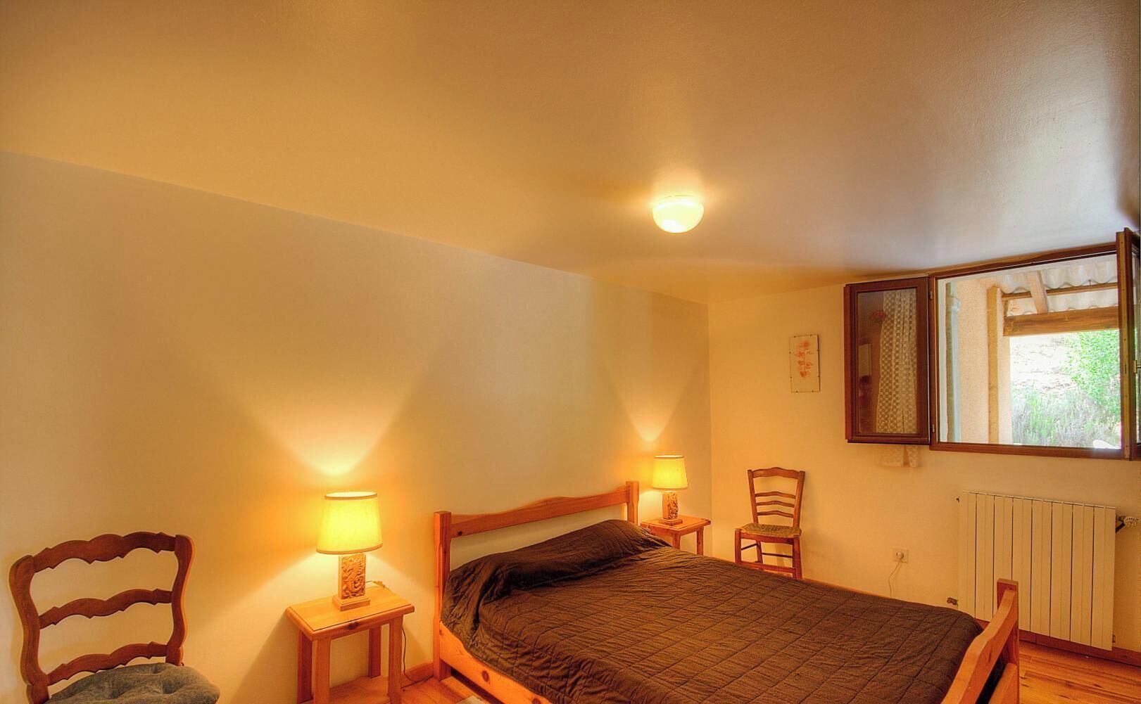Travel crib, free WiFi