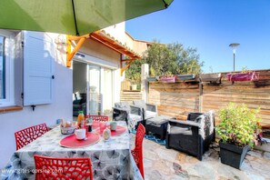 Outdoor dining - Vrbo Property (ALATA)