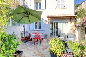 Outdoor dining - Vrbo Property (ALATA)