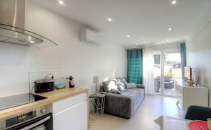 A modern kitchen with a built-in oven, a coffee maker, and a toaster. - Le 28081 - ALATA - Gîte (ALATA)
