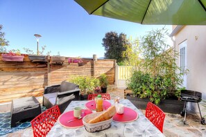 Outdoor dining - Vrbo Property (ALATA)