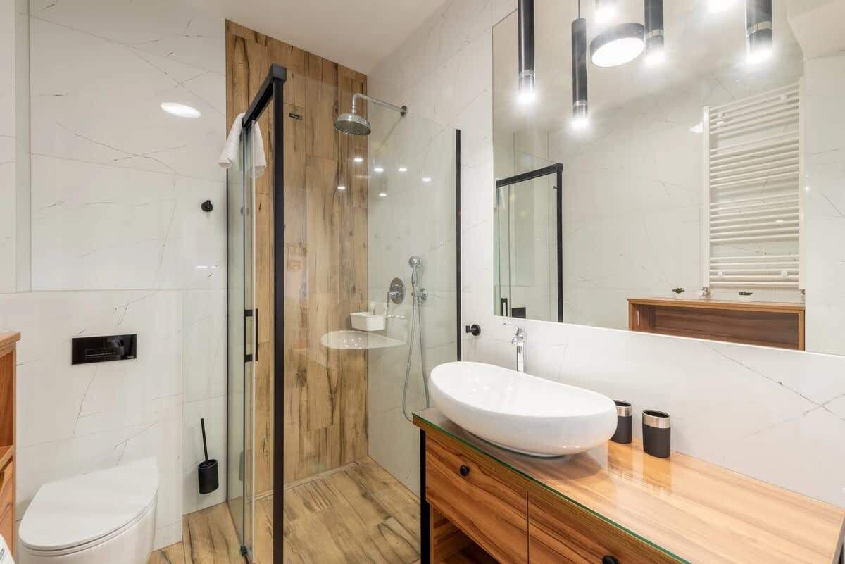 Shower, hair dryer, towels, shampoo