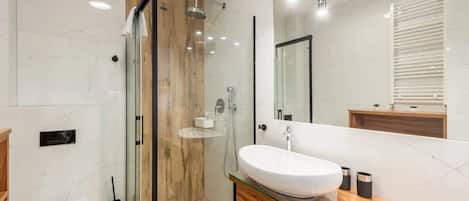 Dusche, Haartrockner, Handtücher, Shampoo