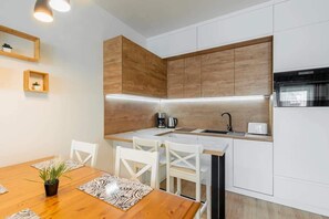 Kylskåp, mikrovågsugn, spishäll och diskmaskin