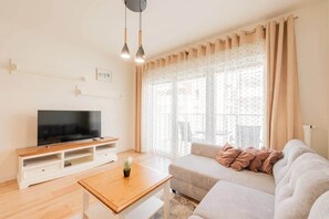 TV, offices - Cozy Apartment Near the Beach | Parking | Balcony (Pogorzelica)