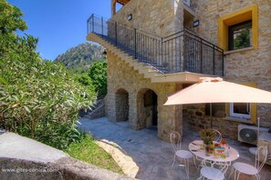 Outdoor dining - Vrbo Property (CHISA)