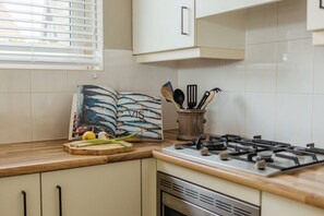 Private kitchen - Charming 4-person villa with spacious terrace at the inner marina (Heeg)