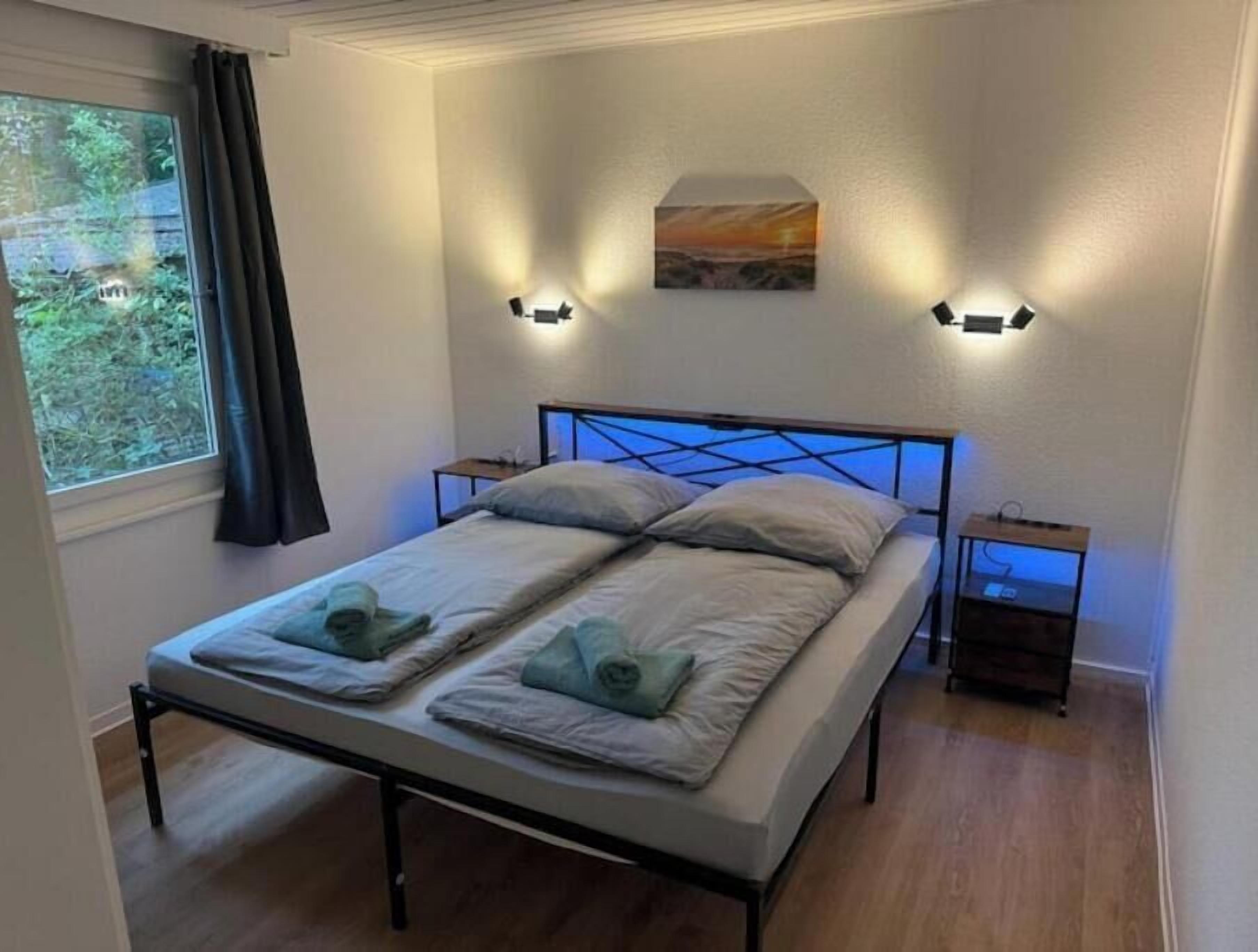 WiFi, bed sheets