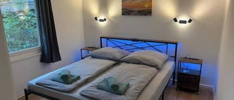 WiFi, bed sheets