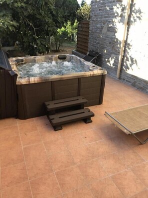 Outdoor spa tub - Vrbo Property (SANTA REPARATA DI BALAGNA)