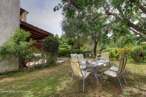 Outdoor dining - Vrbo Property (AJACCIO)