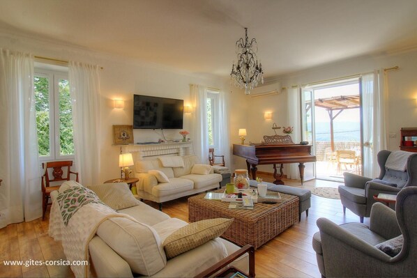 Living area - Vrbo Property (MOCA CROCE)