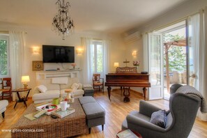 Living area - Vrbo Property (MOCA CROCE)
