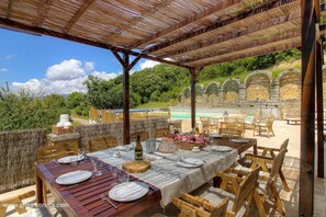Outdoor dining - Vrbo Property (MOCA CROCE)