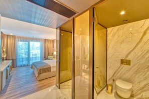 Phòng đôi Deluxe, ban công, quang cảnh vườn | Phòng tắm | Buồng tắm vòi sen, máy sấy tóc, dép đi trong nhà, khăn tắm 