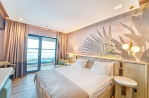 Deluxe tweepersoonskamer, 1 queensize bed, balkon, uitzicht op meer | Een bureau, een strijkplank/strijkijzer, gratis wifi