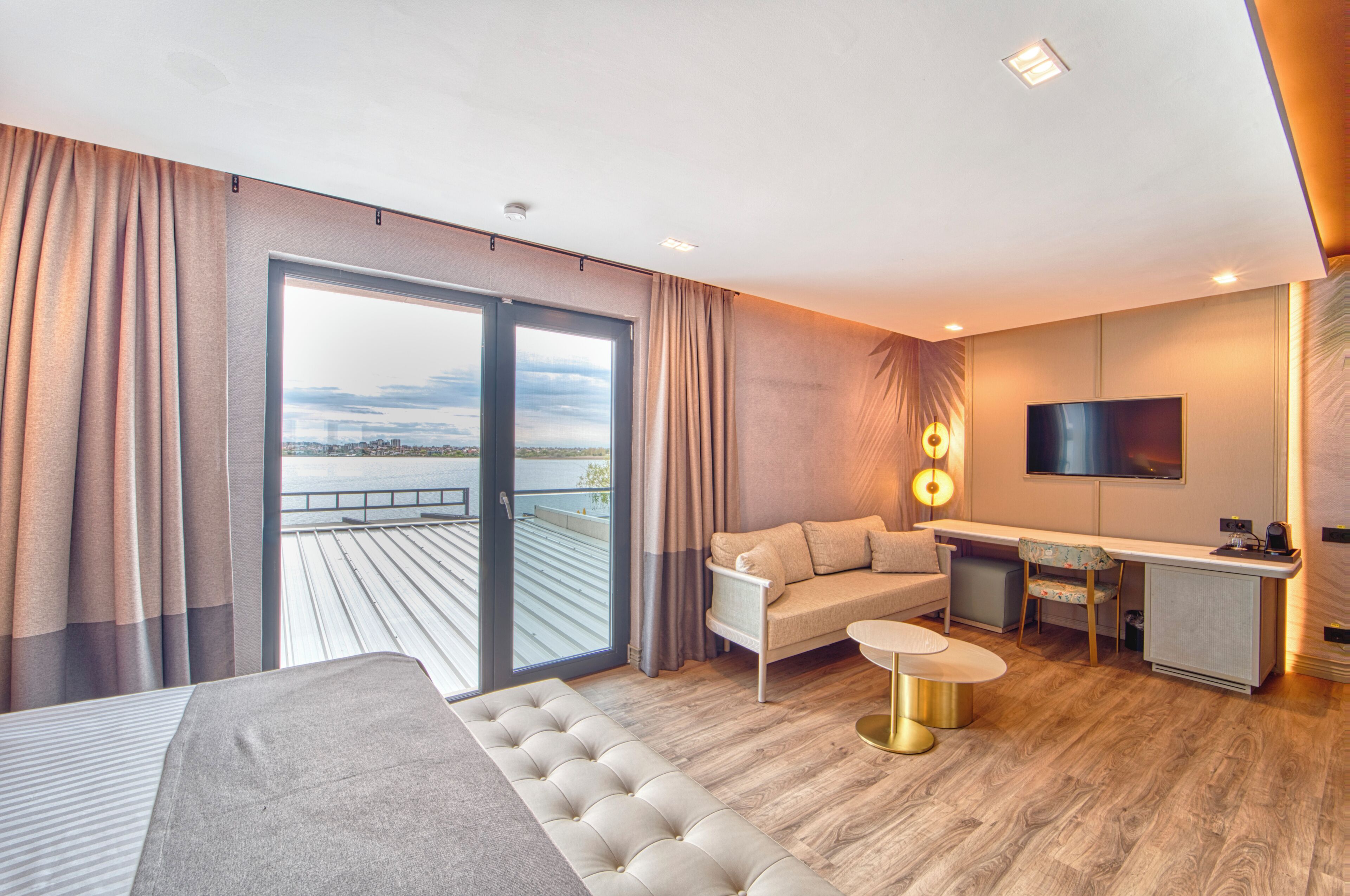 Habitación doble superior, balcón, vistas al lago | Escritorio, tabla de planchar con plancha, wifi gratis