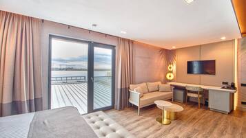 Habitación doble superior, balcón, vistas al lago | Escritorio, tabla de planchar con plancha, wifi gratis