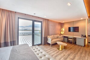 Superior-Doppelzimmer, 1 King-Bett, Balkon, Seeblick | Schreibtisch, Bügeleisen/Bügelbrett, kostenloses WLAN