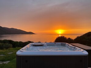Outdoor spa tub - Vrbo Property (CALCATOGGIO)