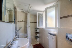 Bathroom - Vrbo Property (VENACO)