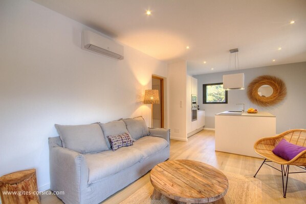 Living area - Vrbo Property (SPELONCATO)