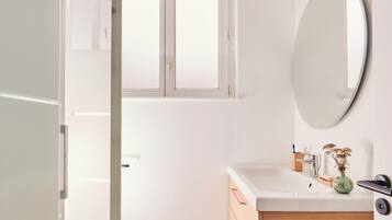 Douche, serviettes fournies, papier toilette