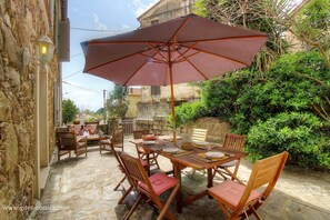 Outdoor dining - Vrbo Property (SARROLA CARCOPINO)