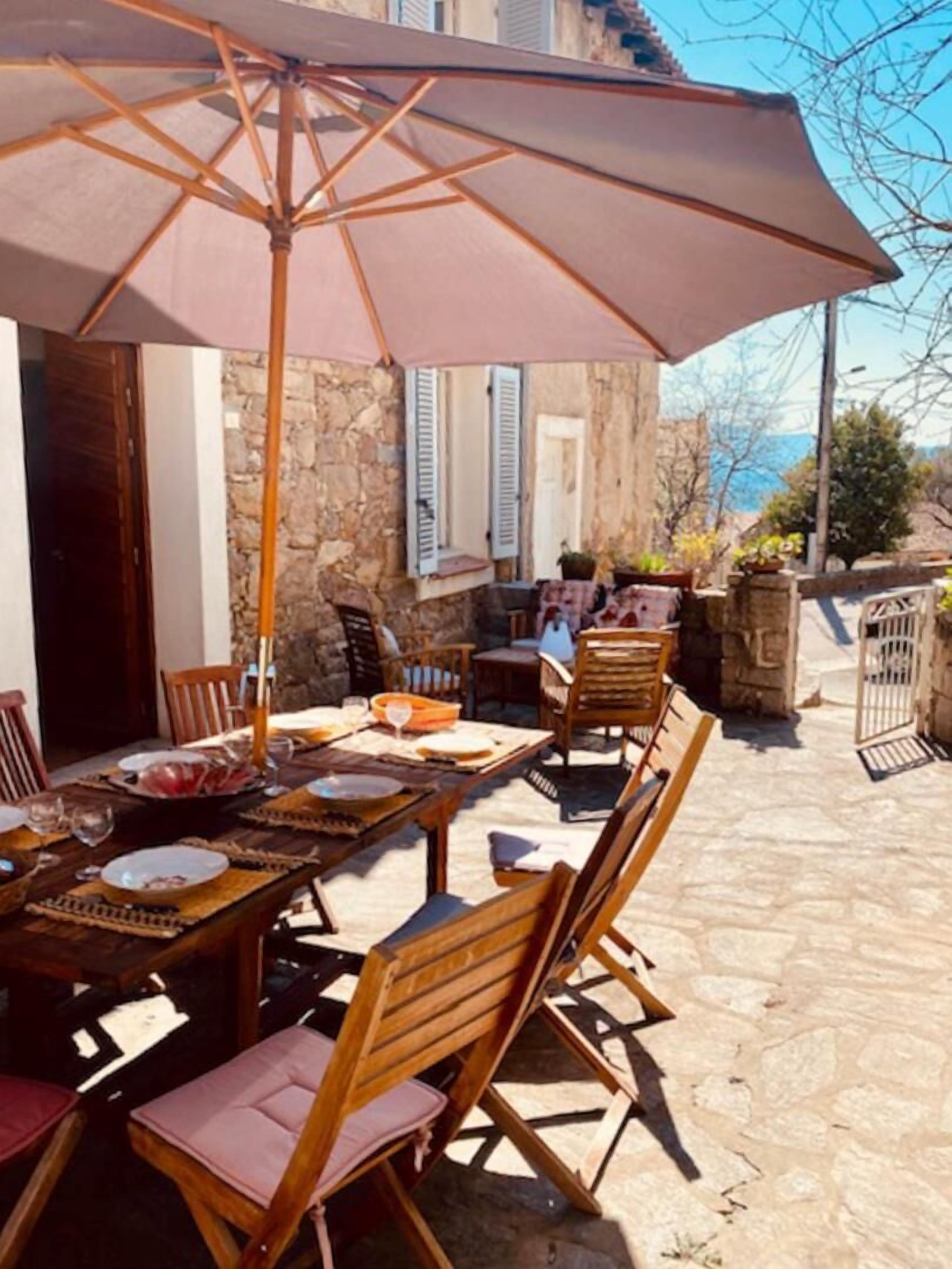 Outdoor dining - Vrbo Property (SARROLA CARCOPINO)