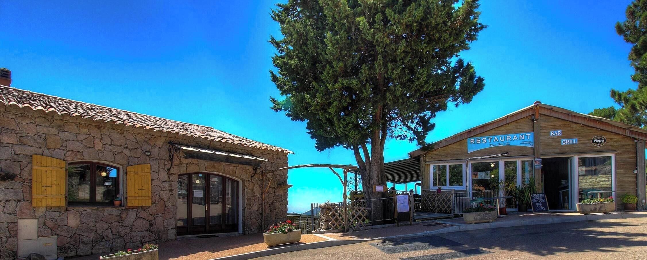 Ein Steinhaus mit einem Restaurant namens 'RESTAURANT' und einer Bar namens 'Pietra' auf der rechten Seite.