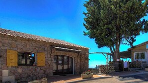 Un edificio de piedra con un restaurante llamado 'RESTAURANT' y un bar llamado 'Pietra' a la derecha.
