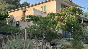A Mediterranean-style building with a stone facade, a balcony, and a view of a bridge. - Petrabianca - CARGESE (CARGESE)