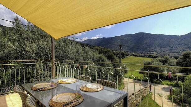 A terrace with a table set for dining, overlooking a mountainous landscape. - Petrabianca - CARGESE (CARGESE)