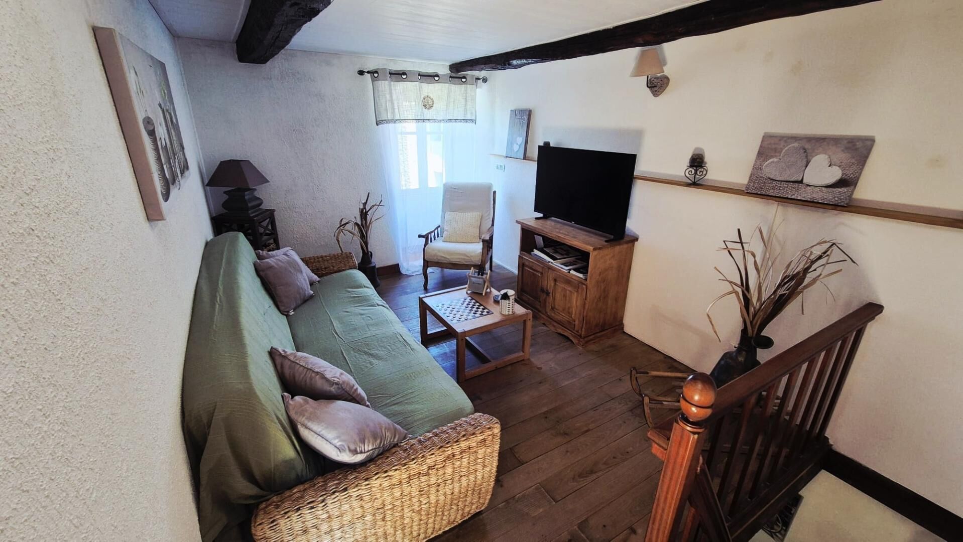 Televisión y chimenea 