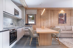 Appartement Classique, balcon, vue montagne | Cuisine privée