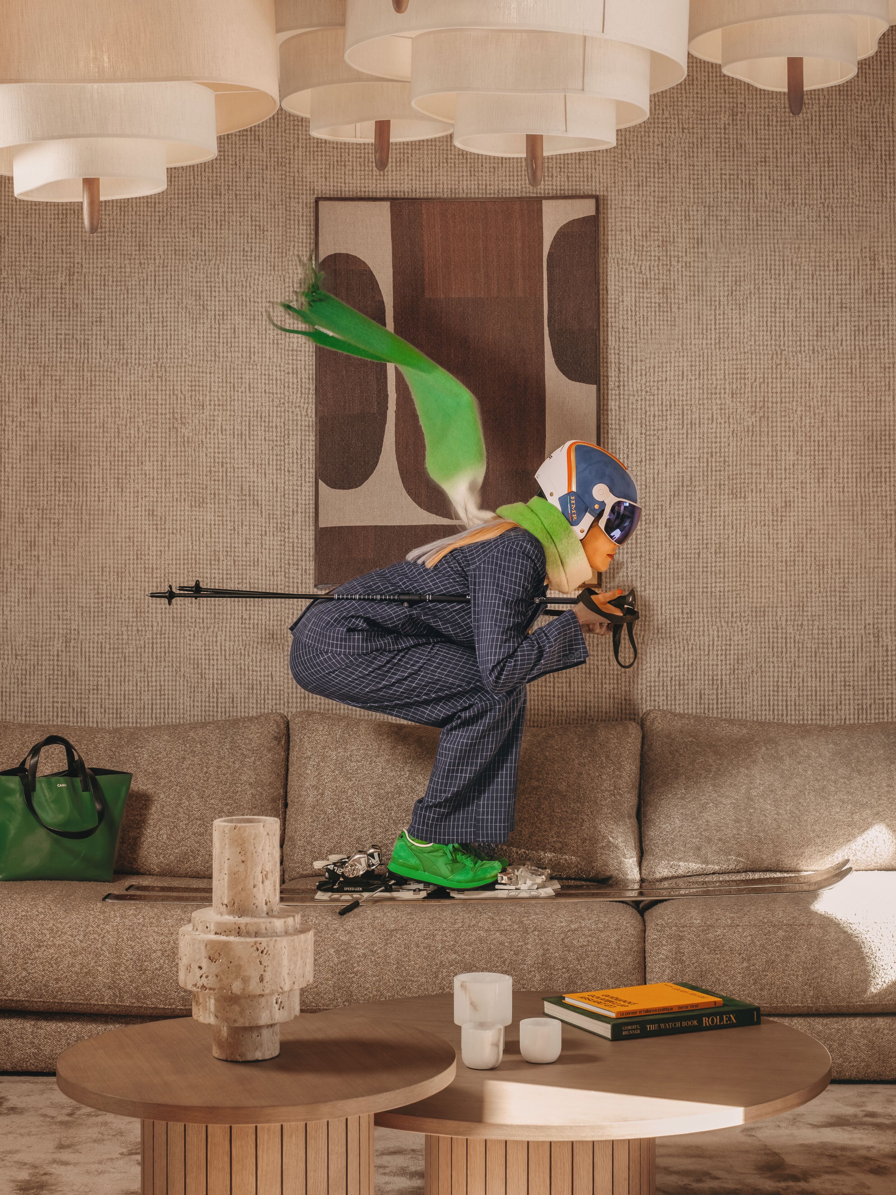 Una habitació amb un sofà, una taula de centre i una peça decorativa damunt la taula.
