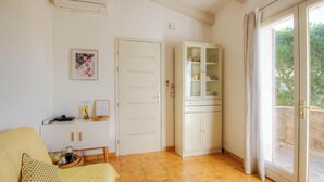 A room with a sofa, a cabinet, a door, and a window with curtains. - In Chjusella - BELGODERE (BELGODERE)