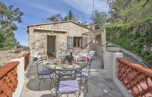 Outdoor dining - Vrbo Property (BELGODERE)