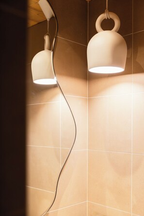 Haartrockner, Handtücher, Seife, Shampoo