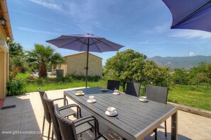 Outdoor dining - Vrbo Property (CUTTOLI CORTICCHIATO)