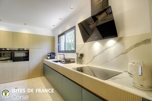 Private kitchen - Casa Valle di Cavu - SAINTE LUCIE DE PORTO VECCHIO (SAINTE LUCIE DE PORTO VECCHIO)