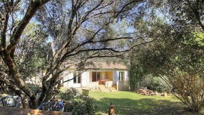 A house with a patio, surrounded by trees and a grassy yard. - Rocca Rossa - PORTO VECCHIO (PORTO VECCHIO)