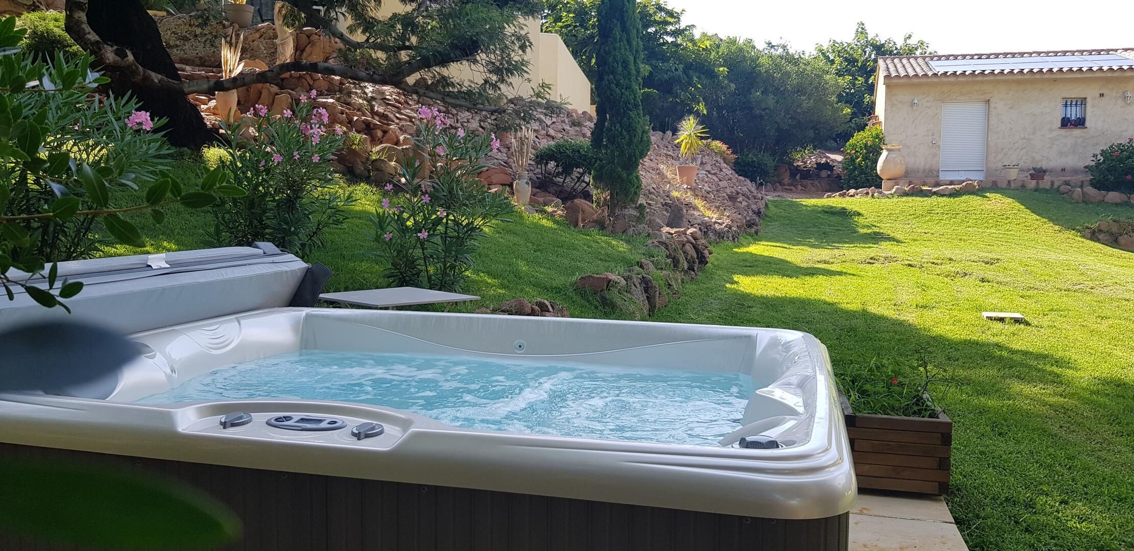 Bañera de hidromasaje al aire libre