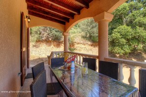 Outdoor dining - Vrbo Property (SAGONE)